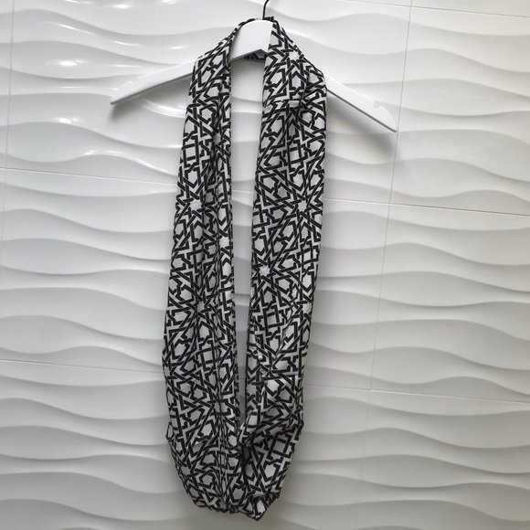Apex Black and White Scarf - Picture 2 of 4